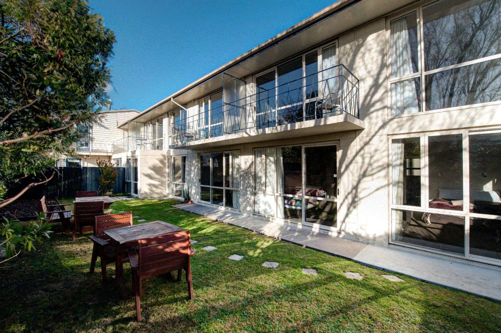 85 On Bealey Hostel Christchurch Exterior photo